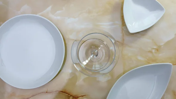 Stillleben mit weißem Essgeschirr — Stockfoto