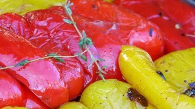 Izgara kırmızı ve sarı biber