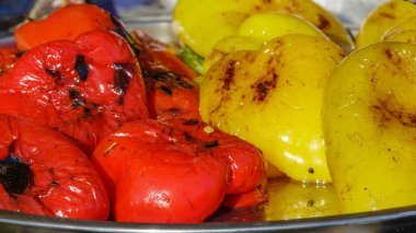 Izgara kırmızı ve sarı biber