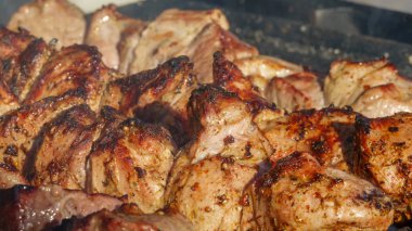 Bir şiş üzerinde et ızgara