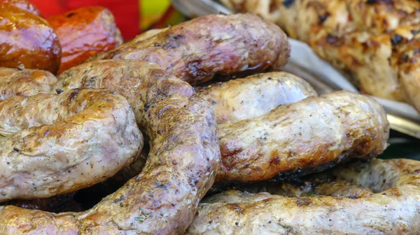 Grillwürste auf dem heimischen Grill — Stockfoto