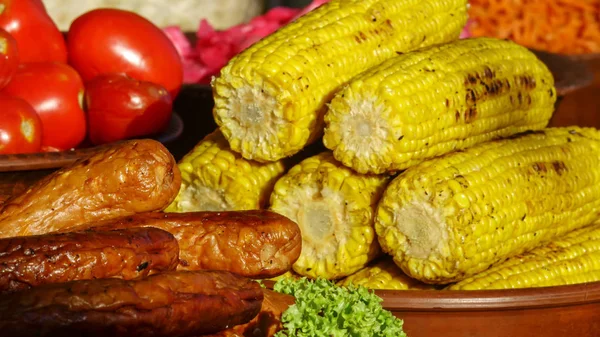 Grilled sausages with baked corn on the home — Stock Photo, Image