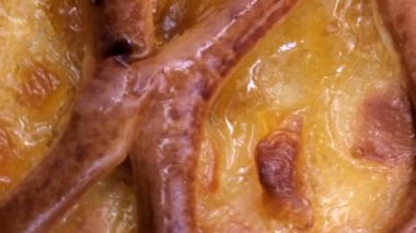 Market video ekran koruyucu, meyveli ve böğürtlenli tatlı buğday pastasının arka planında zoom kullanarak ve kamerayı hareket ettirerek makro yakın plan görüntüsü