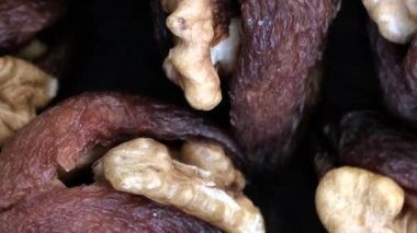 Market video ekran koruyucu, fındık çekirdekleri ile doldurulmuş kurumuş kayısıların arka planı yakınlaştırma ve kamerayı hareket ettir