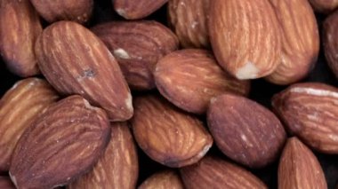 Market video ekran koruyucusu, badem çekirdekleri makro yakın çekim kamera görüntüsünden arkaplanı döndürür ve kamerayı yakınlaştırır