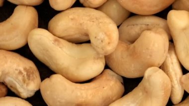 Market video ekran koruyucusu, kavrulmuş kaju fıstığının arka planı yakınlaştırma ve kamerayı hareket ettirme kullanarak üst görüntüyü yakınlaştır