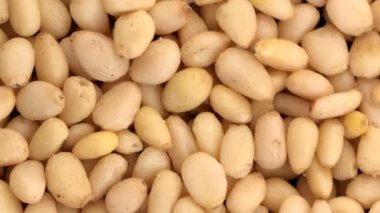 Market video ekran koruyucusu, kavrulmuş çam fıstığının arka planı yakınlaştırma ve kamerayı hareket ettirerek üst görüntüyü kapat