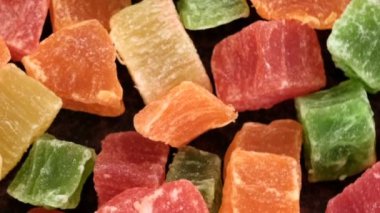 Market video sıçraması, kurutulmuş mango, ananas, muz ve diğer tropikal meyvelerin dönüşümlü arkaplanı, zoom ve kamera kullanarak üst görüntüyü kapatın ve hareket ettirin