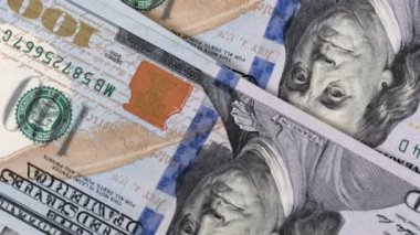 100 Amerikan Doları banknot kağıt para masanın üzerinde yatar, mali döner video klibi yukarıdan makro çekim