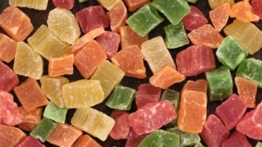 Market videosu sıçraması, kurutulmuş mango, ananas, muz ve diğer tropikal meyvelerin dönüşümlü arka planı, yakın çekim üst görünümü