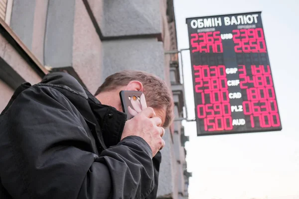 En man ringer på sin mobil — Stockfoto