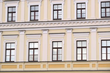 Modern bir yüksek katlı evin cephesi