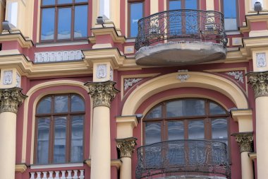 Modern bir yüksek katlı evin cephesi