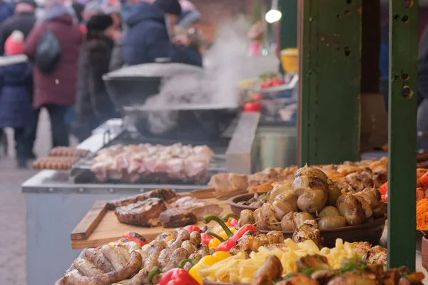 Comercio callejero Navidad carne a la parrilla y aperitivos vegetales —  Fotos de Stock