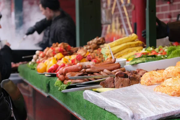 Street trading Natale grigliate di carne e verdura spuntini — Foto Stock