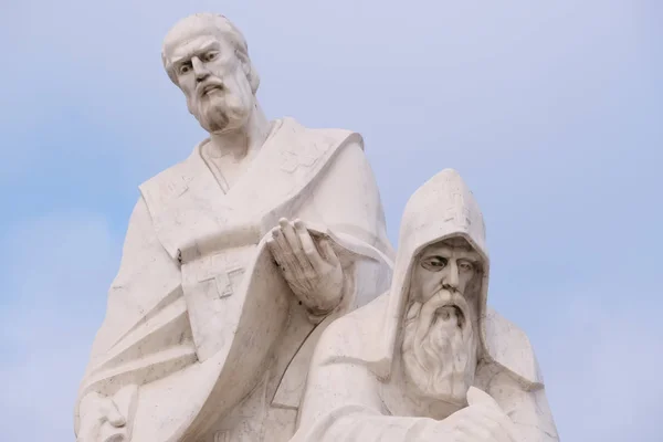 Мраморный памятник Кириллу и Мефодию — стоковое фото