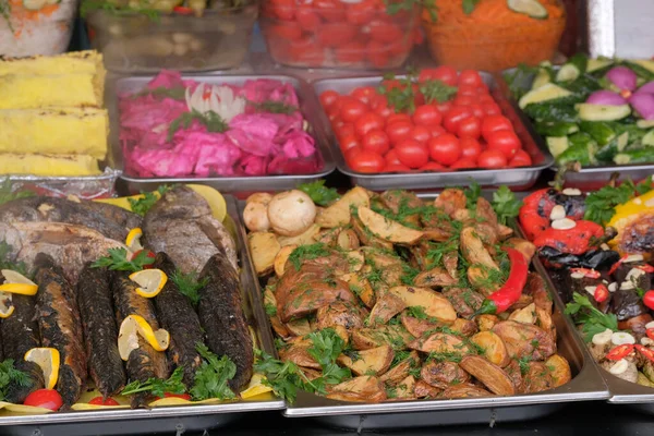 Comercio callejero Navidad carne a la parrilla y aperitivos vegetales — Foto de Stock