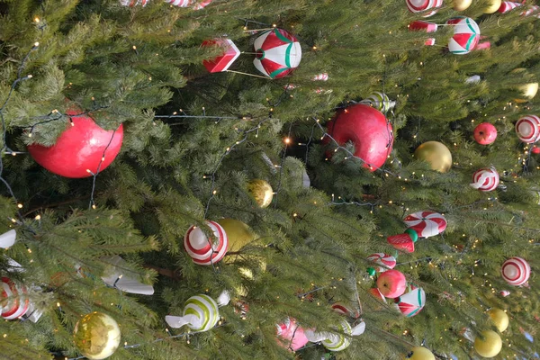 Primo piano di un albero di Natale decorato — Foto Stock