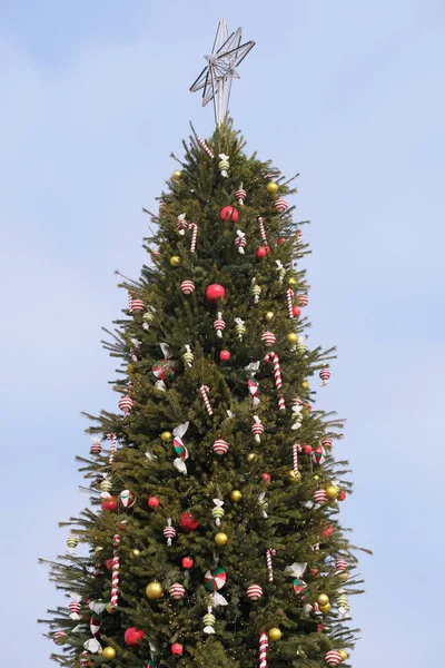 Nahaufnahme eines weihnachtlich geschmückten Baumes — Stockfoto