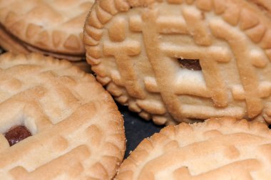 Kurabiyeler yuvarlak.