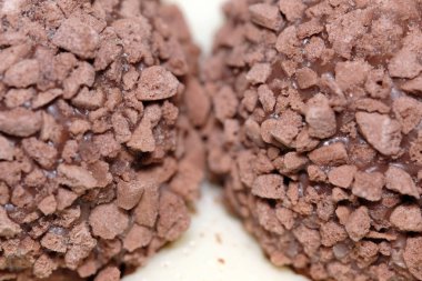 yuvarlak çikolatalı şekerler 