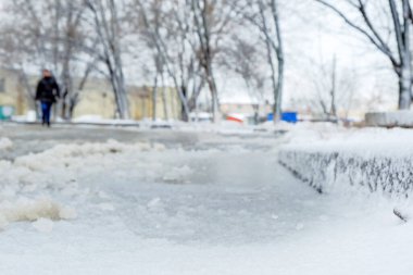 Eriyen karla kaplı Paved yolu