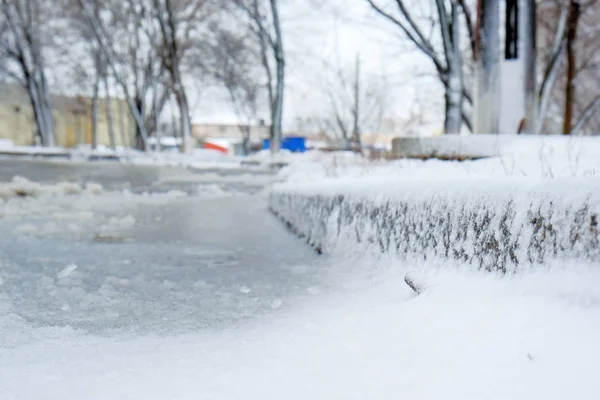Asfalterad väg täckt med smältande snö — Stockfoto