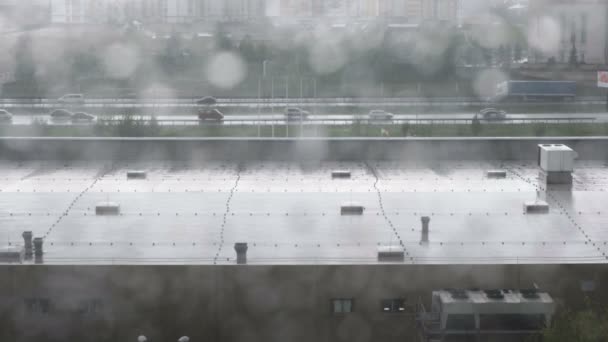 Окно Видеоклипа Капельками Дождя Видом Город Весенний Дождливый Облачный День — стоковое видео