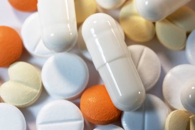 İlaçlar, ilaç ve ilaç konusunda farklı renk ve boyutlarda yakın plan makro fotoğraflar içerir.