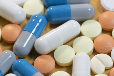 İlaçlar, ilaç ve ilaç konusunda farklı renk ve boyutlarda yakın plan makro fotoğraflar içerir.