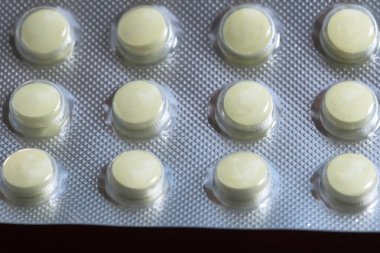 İlaçlar plastik kabarcıklara doldurulmuş. İlaç ve ilaç konusunda yakın çekim makro fotoğraf.