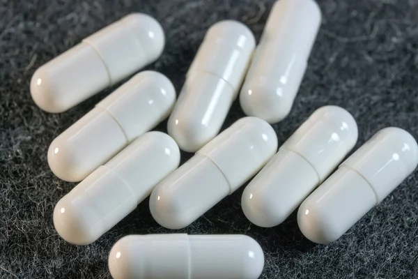 Witte Gelatine Oplosbare Capsules Met Geneesmiddelpoeder Een Zwarte Achtergrond Close — Stockfoto