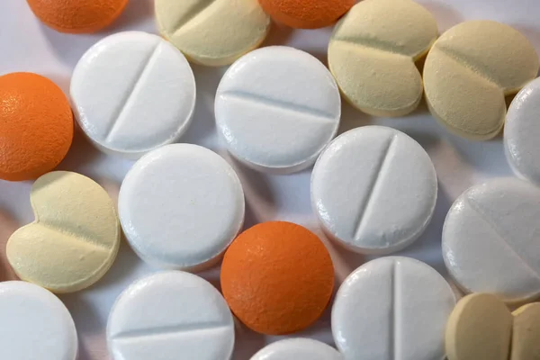 Gyógyszerek Különböző Színű Méretű Tabletta Formájában Közelkép Makró Fotó Gyógyszerekről — Stock Fotó