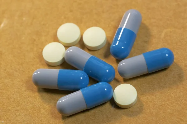Gyógyszerek Különböző Színű Méretű Tabletta Formájában Közelkép Makró Fotó Gyógyszerekről — Stock Fotó
