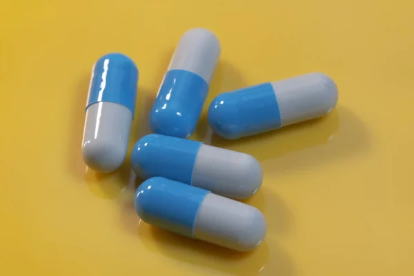 Capsules Solubles Dans Gélatine Bleue Avec Poudre Médicinale Sur Fond — Photo