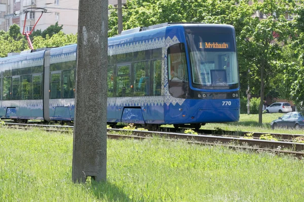 蓝色城市旅客有轨电车在春阳天特写特写 — 图库照片