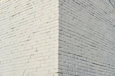 Beyaz boyayla boyanmış tuğla duvar.