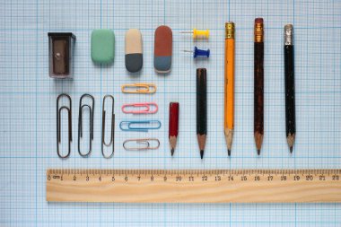 Kalemler ve ahşap cetvel.