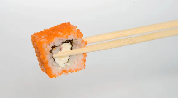 Sushi met rode kaviaar. — Stockfoto