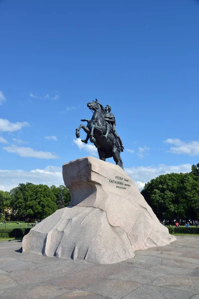 Петро I Великий пам'ятник проти синього неба. — стокове фото