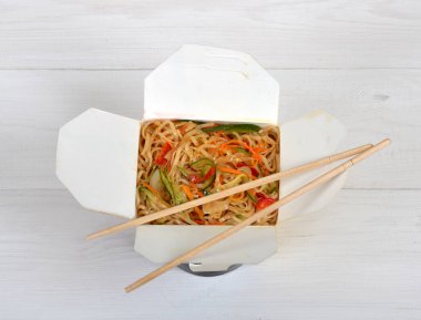 Paket servisi olan restoran kutusunda Çin eriştesi