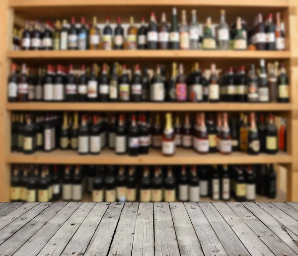 Дерев'яна підлога і пляшка алкоголю . — стокове фото