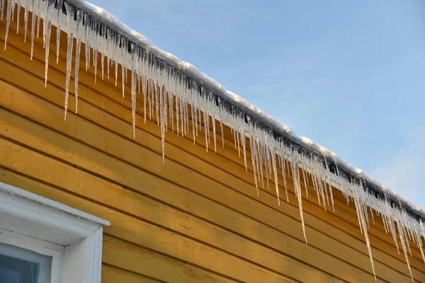 Telhado de vinho da casa com icicles — Fotografia de Stock