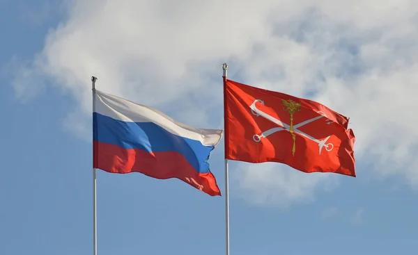 俄罗斯和圣彼得堡的国旗 — 图库照片