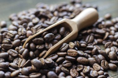 ahşap kepçe ile kahve çekirdekleri