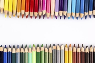 Beyaz arkaplanda renkli kalemler