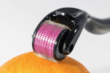 Derma roller için tıbbi mikro terapi ile portakal iğneleme yöntemlerinin etkinliğinin karşılaştırılması.