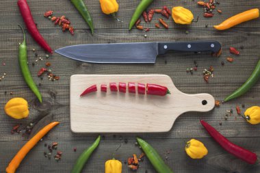 doğranmış kırmızı biber biber bıçak ve diğer biber her yerde kesme tahtası üzerinde