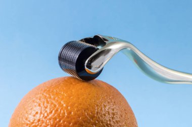 Derma roller için tıbbi mikro terapi ile portakal iğneleme yöntemlerinin etkinliğinin karşılaştırılması.