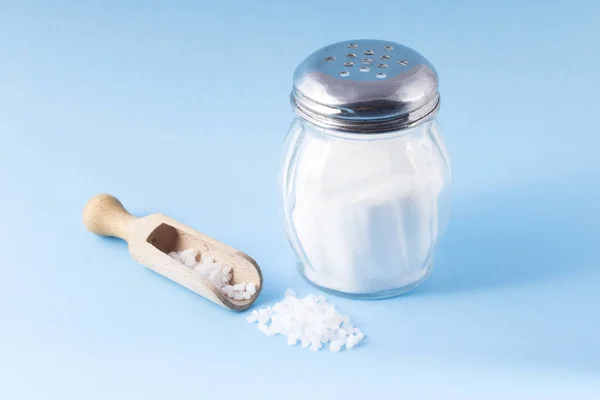 Kryształy soli z drewnianą łyżką i szkła Solniczka — Zdjęcie stockowe